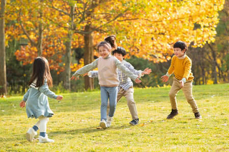 ae黄色树叶飘落摄影照片_幼儿园可爱的小朋友们玩老鹰抓小鸡游戏