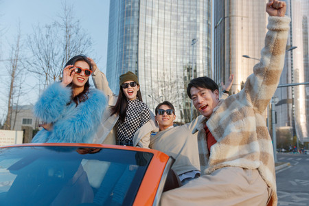时尚个性的青年人驾驶跑车去兜风