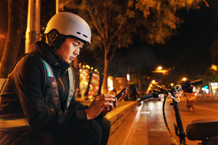 夜晚路边等待订单的代驾员