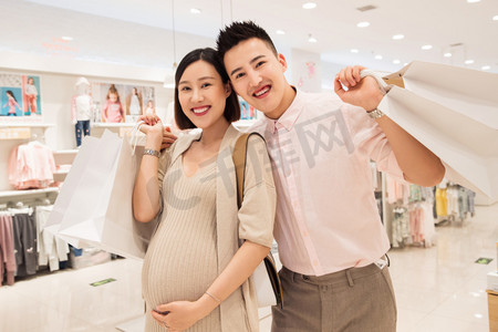商场购物人物摄影照片_孕妇和丈夫在商场购物
