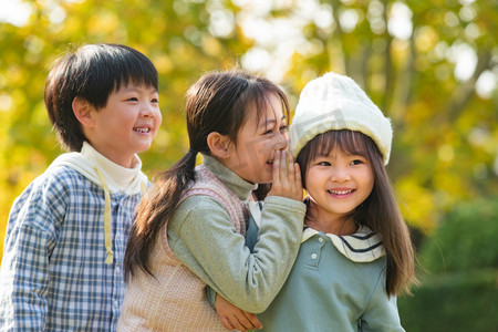 有趣图片摄影照片_两个小女孩说悄悄话