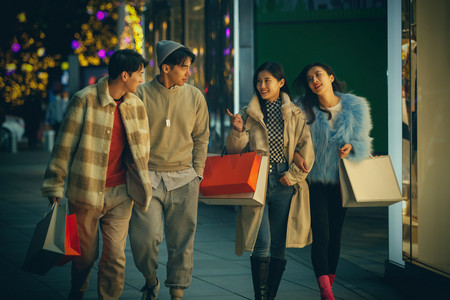 快乐时尚的年轻人逛街