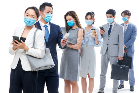 戴口罩排队等待的商务人士