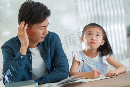 辅导学习摄影照片_辅导女儿做作业的年轻爸爸