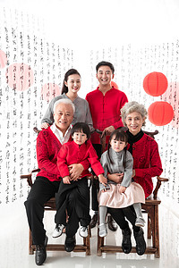 家庭背景图摄影照片_幸福的东方家庭庆贺新年