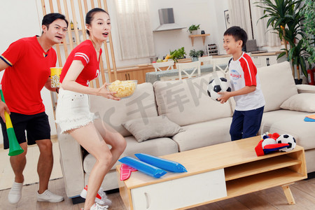 世界杯足球赛摄影照片_快乐家庭在家准备看球赛