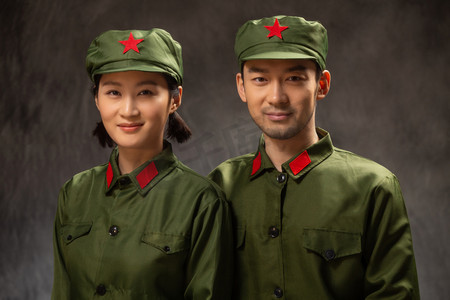 青年夫妇的军装照