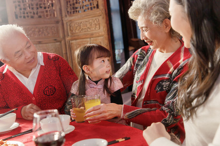 一家人吃饭摄影照片_青年女人带着女儿陪父母吃饭
