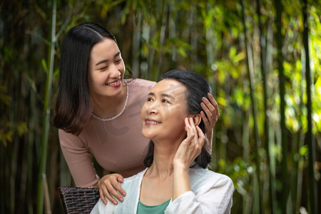 老年母女摄影照片_幸福母女