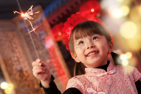 中式活动摄影照片_手拿烟花的可爱小女孩