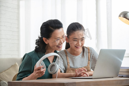 学习少女摄影照片_老人和孩子看电脑