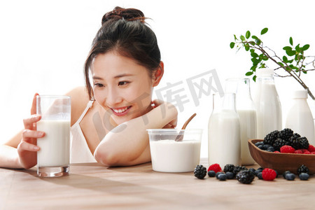 桑葚人物摄影照片_青年女人喝牛奶