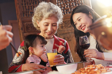 青年女人带女儿陪母亲用餐