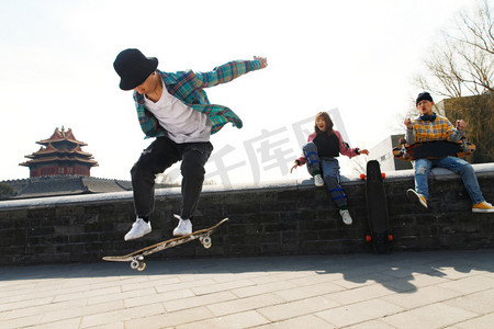 嘻哈嘻哈滑板摄影照片_玩滑板的年轻人