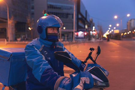 夜晚工作的外卖员