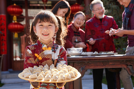 包饺子儿童摄影照片_幸福的家庭过年包饺子