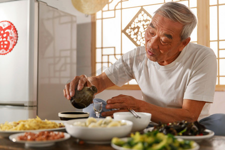 家里图片摄影照片_老年人坐在家里吃饭喝酒