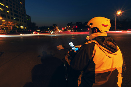 夜晚工作的外卖员