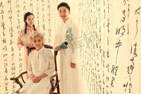 书法汉摄影照片_穿中式服装的复古家庭