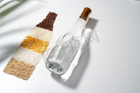 小麦高粱摄影照片_白酒酒瓶和粮食