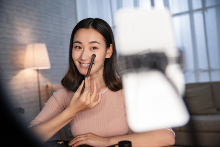 青年女人在线直播化妆