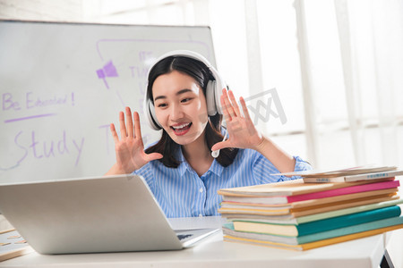 青年女人在线直播教育