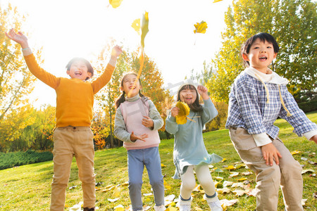 8落叶摄影照片_欢乐儿童在公园里玩树叶