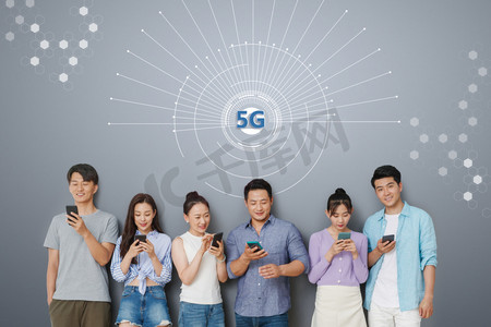 快乐的中青年人拿着手机享受5G生活