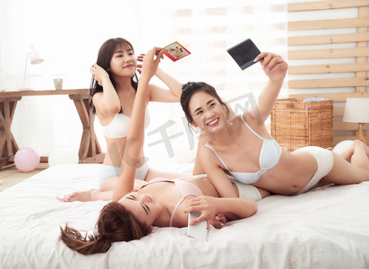 富士拍立得摄影照片_闺蜜一起在床上玩耍欣赏照片