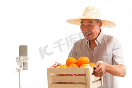 促销活动国潮摄影照片_农民在线直播销售水果