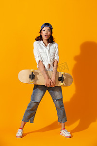 年轻女孩拿着滑板