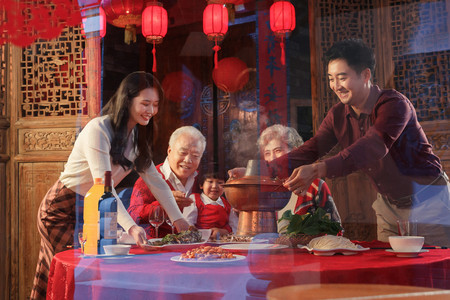 家庭年夜饭摄影照片_幸福的东方家庭准备过年吃团圆饭