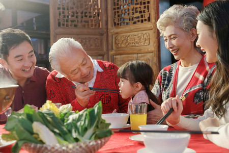 五个人摄影照片_幸福东方家庭过年吃年夜饭