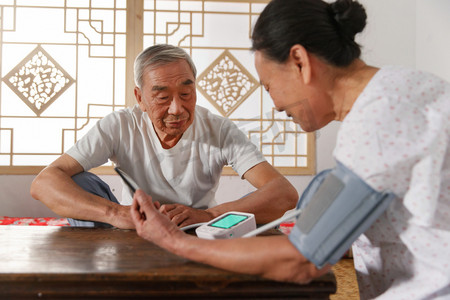 老年夫妇在家量血压