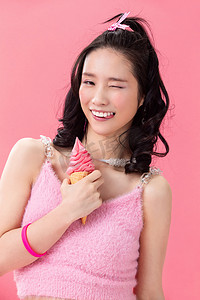 美女睁眼摄影照片_快乐的年轻女孩吃冰淇淋