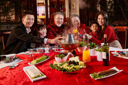 东方家庭在中式庭院内干杯庆祝新年