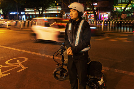 夜晚路边等待的代驾员