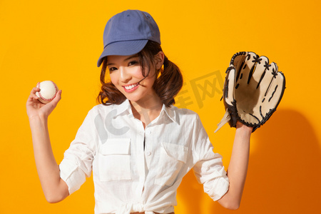 年轻女孩打棒球
