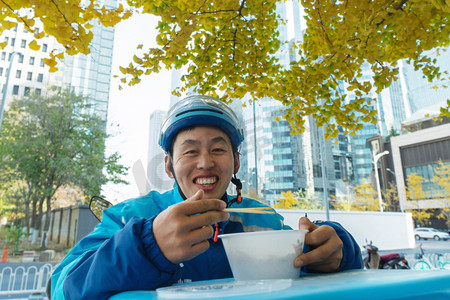 外卖员在街道旁吃饭休息