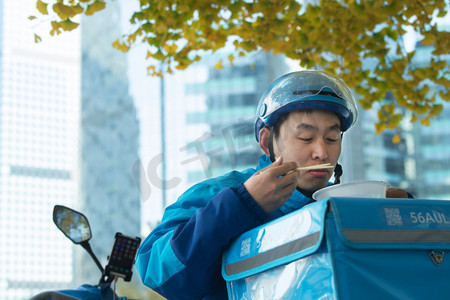 外卖员在街道旁吃饭休息