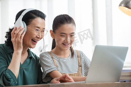 学习少女摄影照片_老人和孩子看电脑