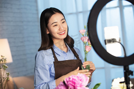 青年女人在线直播插花艺术