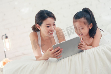 快乐的母女俩玩平板电脑