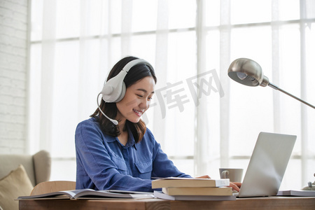 线上教育居家学习套图摄影照片_青年女人在线学习