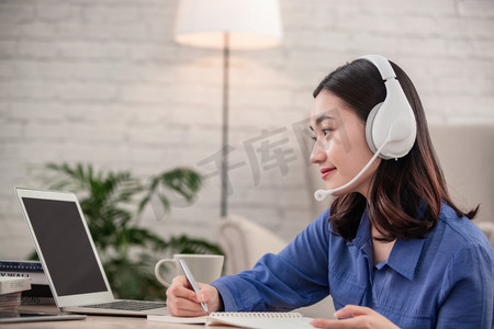 线上教育居家学习套图摄影照片_青年女人使用电脑在线学习