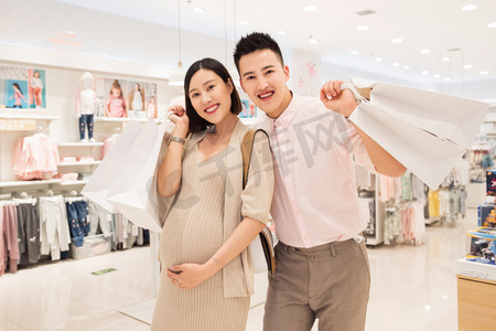 孕妇和丈夫在商场购物
