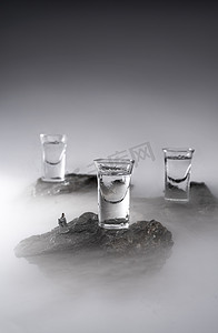 水溅花特效摄影照片_创意酒杯和古典模型