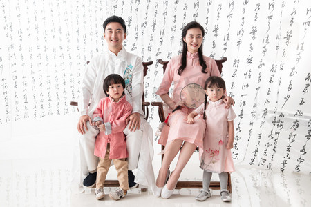春节扇子扇子摄影照片_穿中式服装的复古家庭
