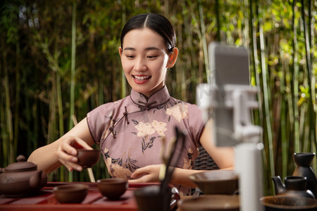 中国红传统摄影照片_青年女人在线直播茶艺