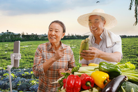 直播促销摄影照片_农民在线直播销售农产品